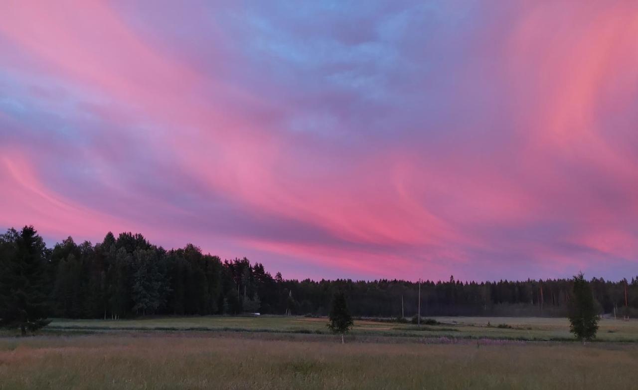 Готель Satukurki-Vierasmaja - Simple And Cute Cabin Састамала Екстер'єр фото